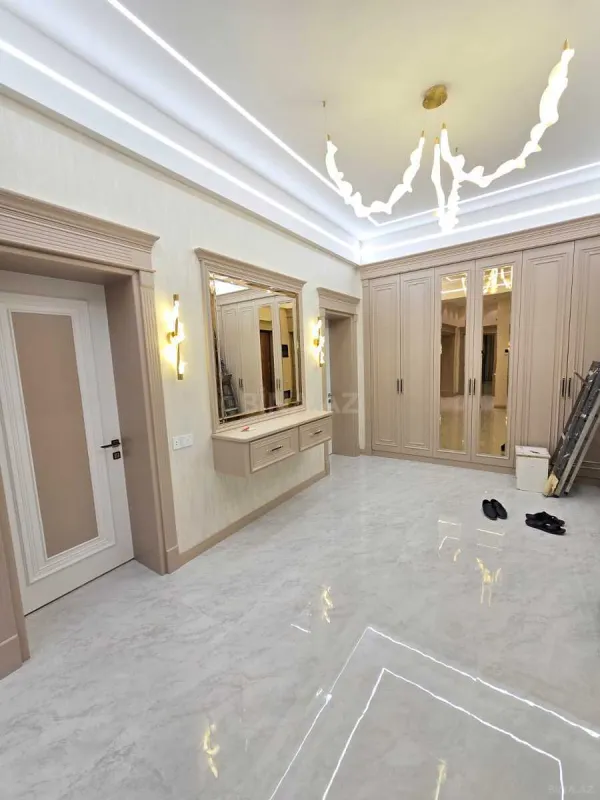 Satılır 4 otaqlı mənzil 195 m²