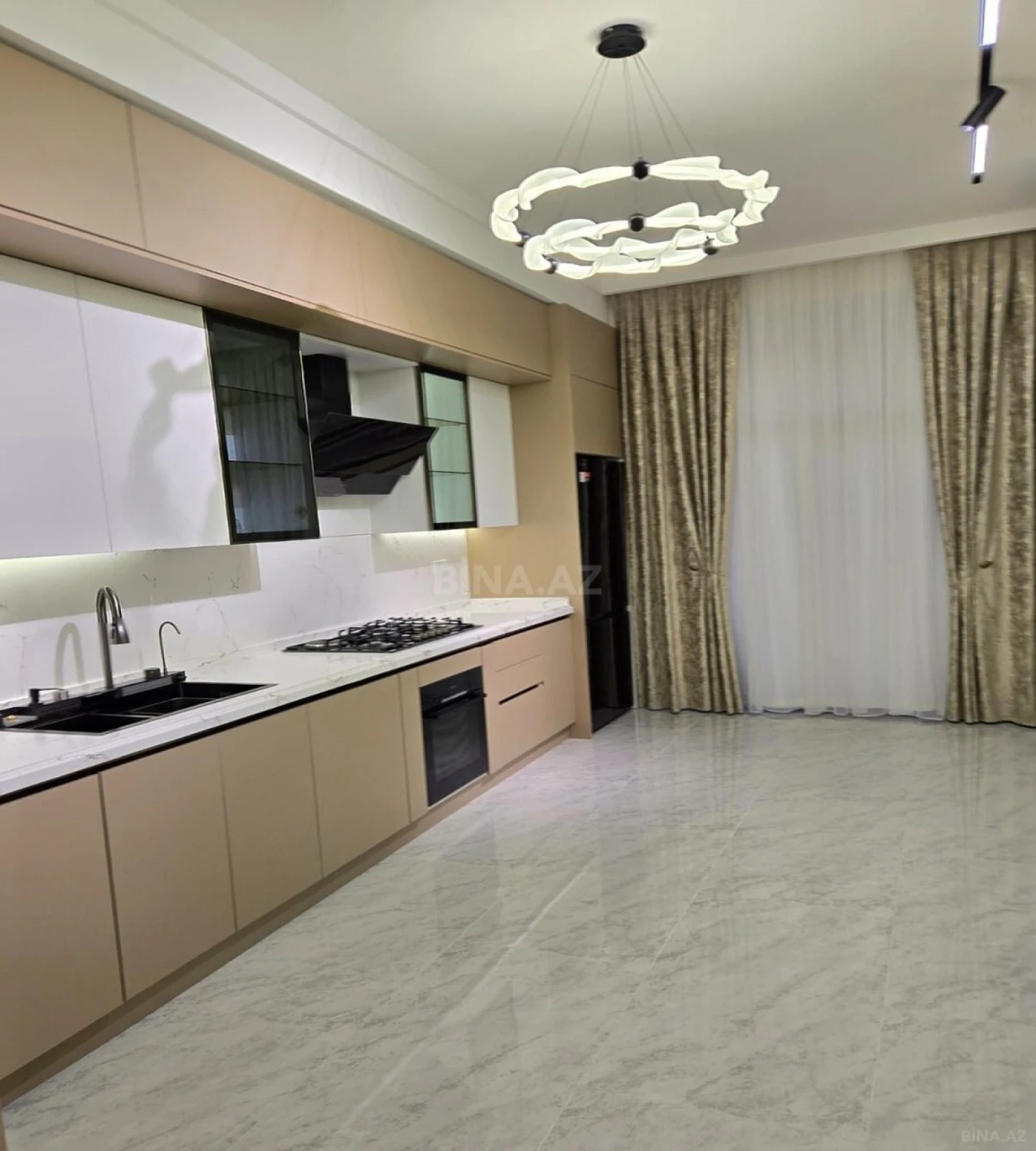 Satılır 4 otaqlı mənzil 195 m²
