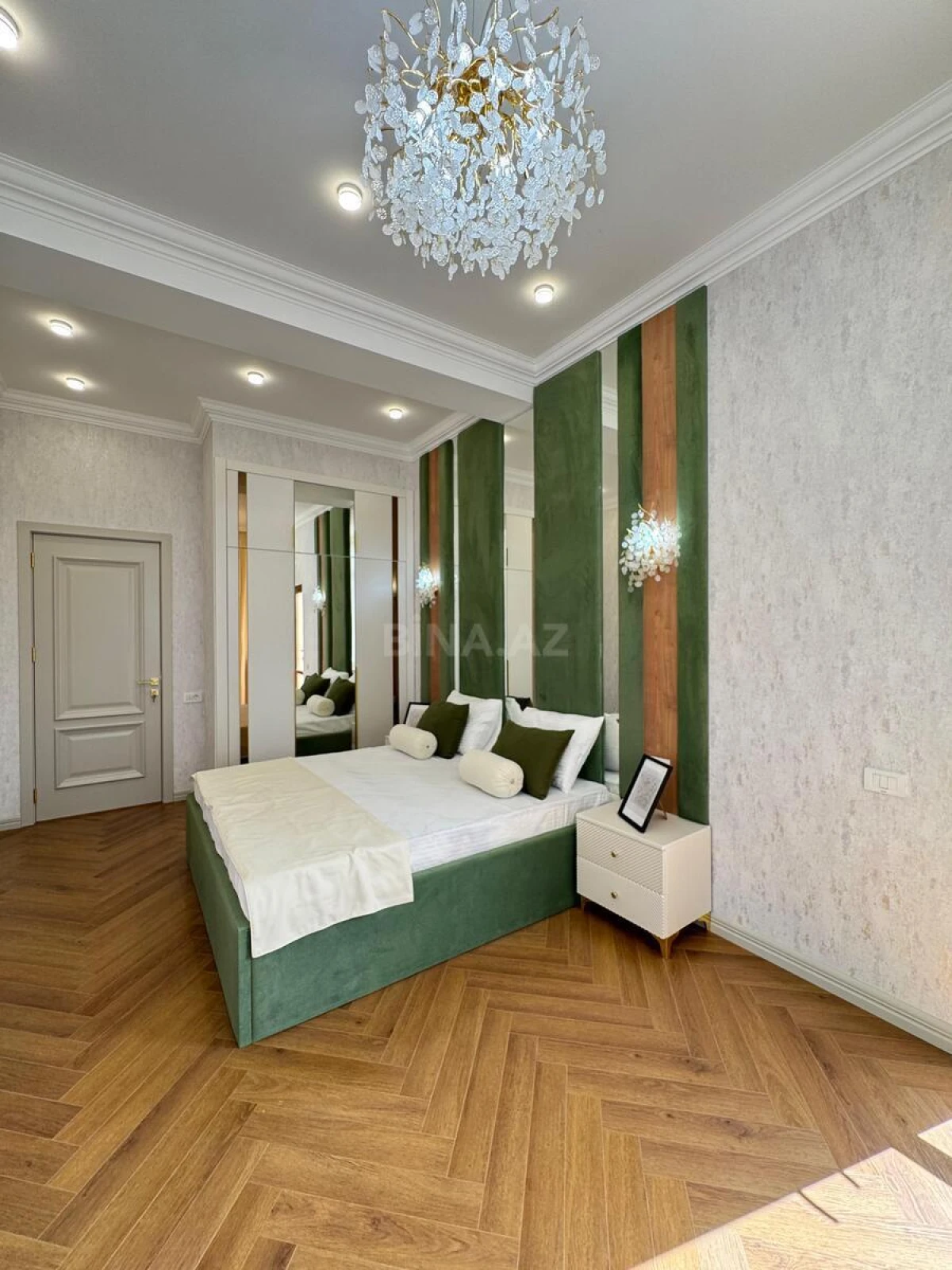 Satılır 4 otaqlı mənzil 160 m²