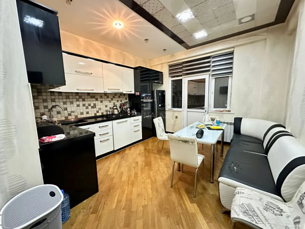 Kirayə verilir 2 otaqlı mənzil 90 m²