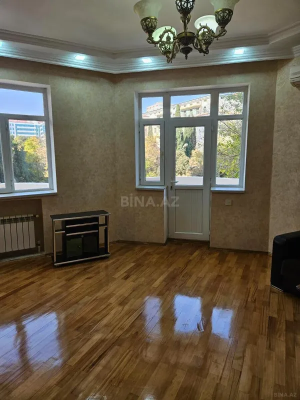 Satılır 3 otaqlı mənzil 138 m²