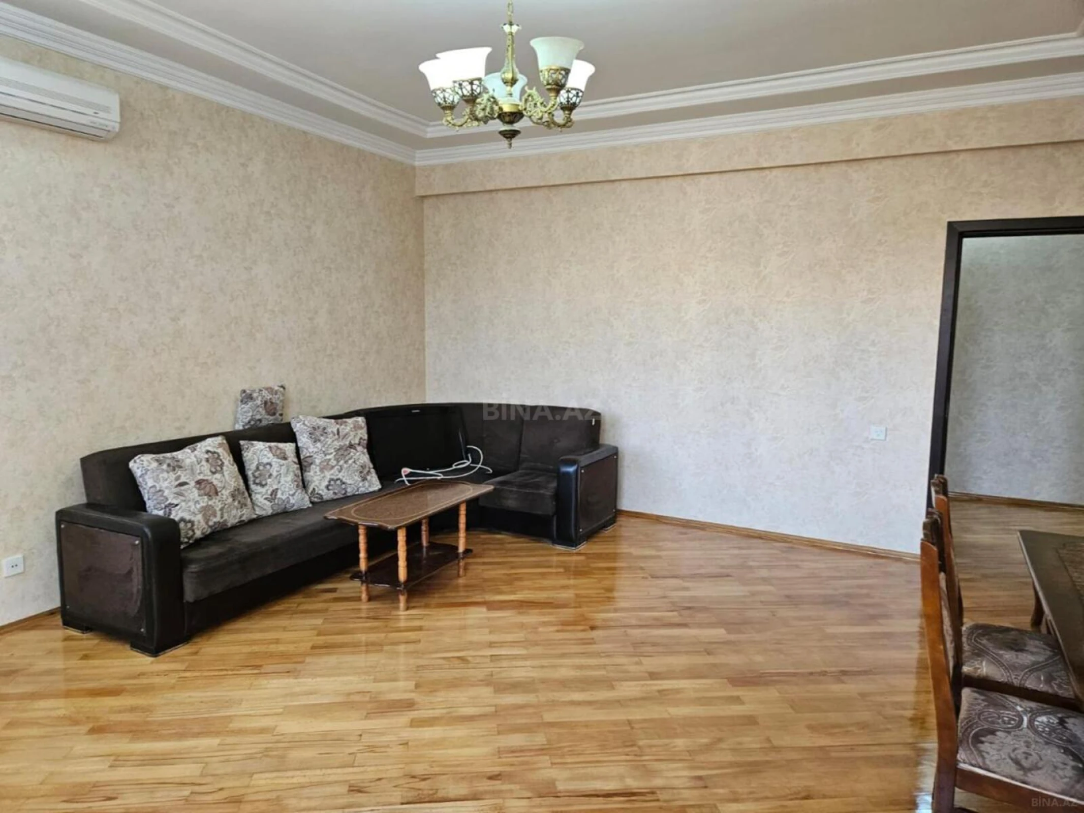 Satılır 3 otaqlı mənzil 138 m²