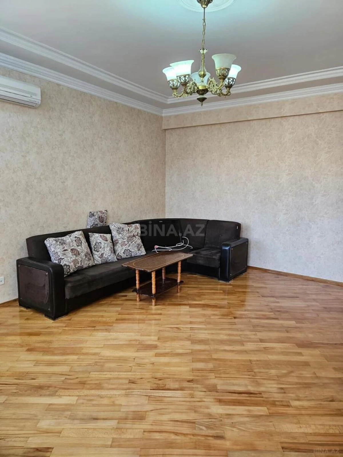 Satılır 3 otaqlı mənzil 138 m²