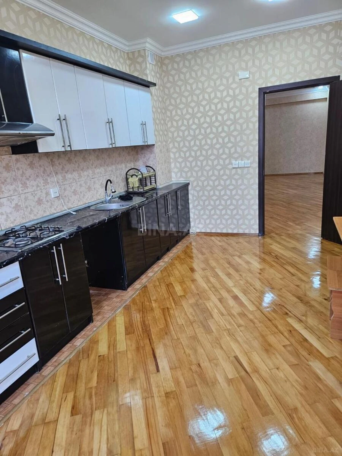 Satılır 3 otaqlı mənzil 138 m²