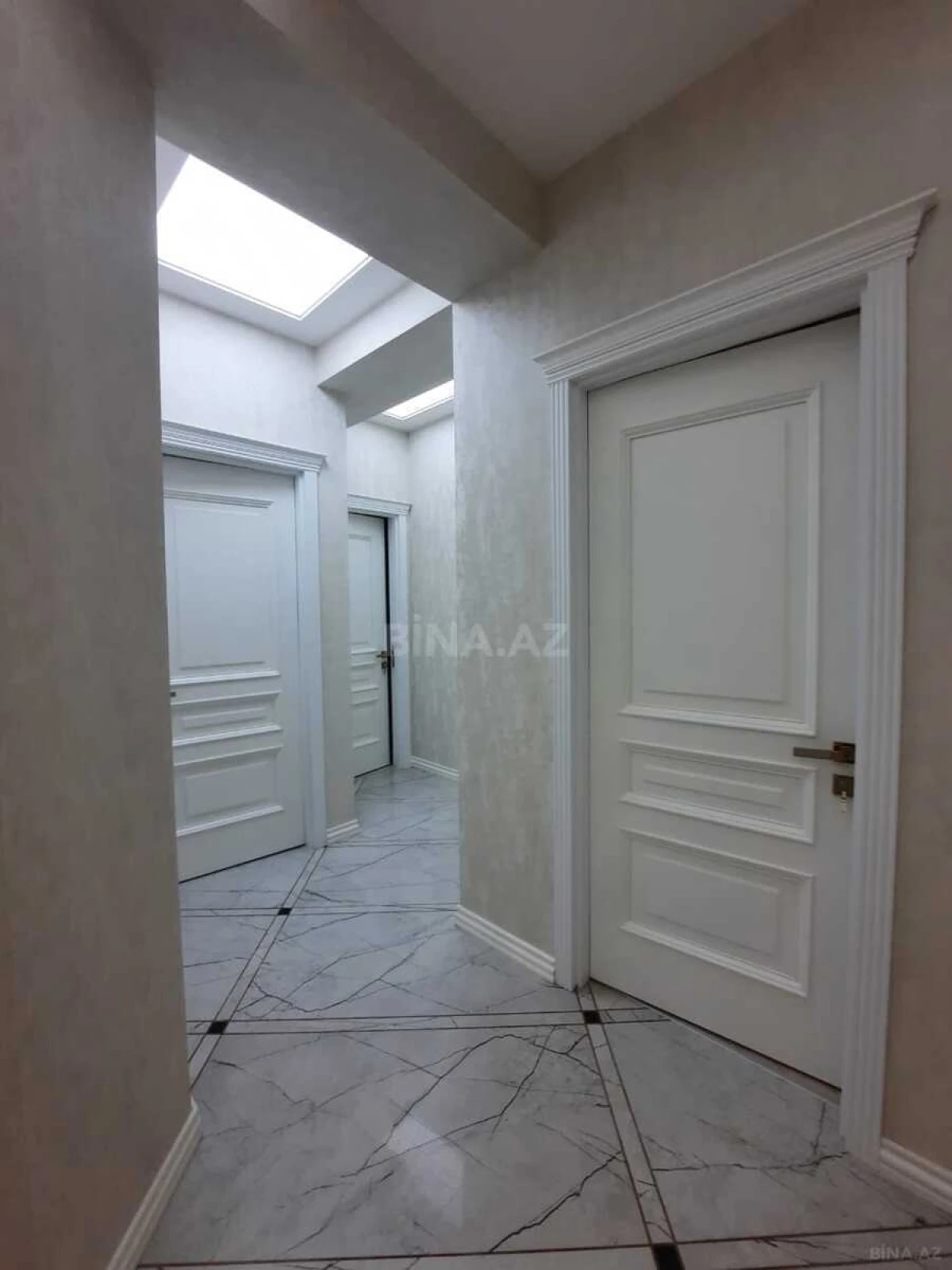 Satılır 4 otaqlı mənzil 137 m²