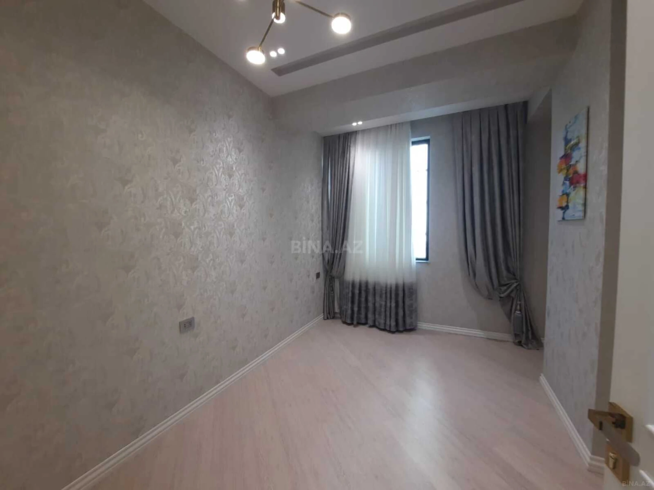 Satılır 4 otaqlı mənzil 137 m²