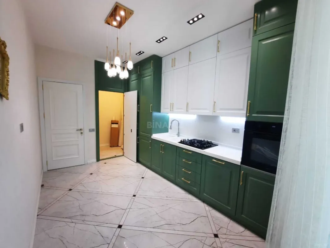 Satılır 4 otaqlı mənzil 137 m²