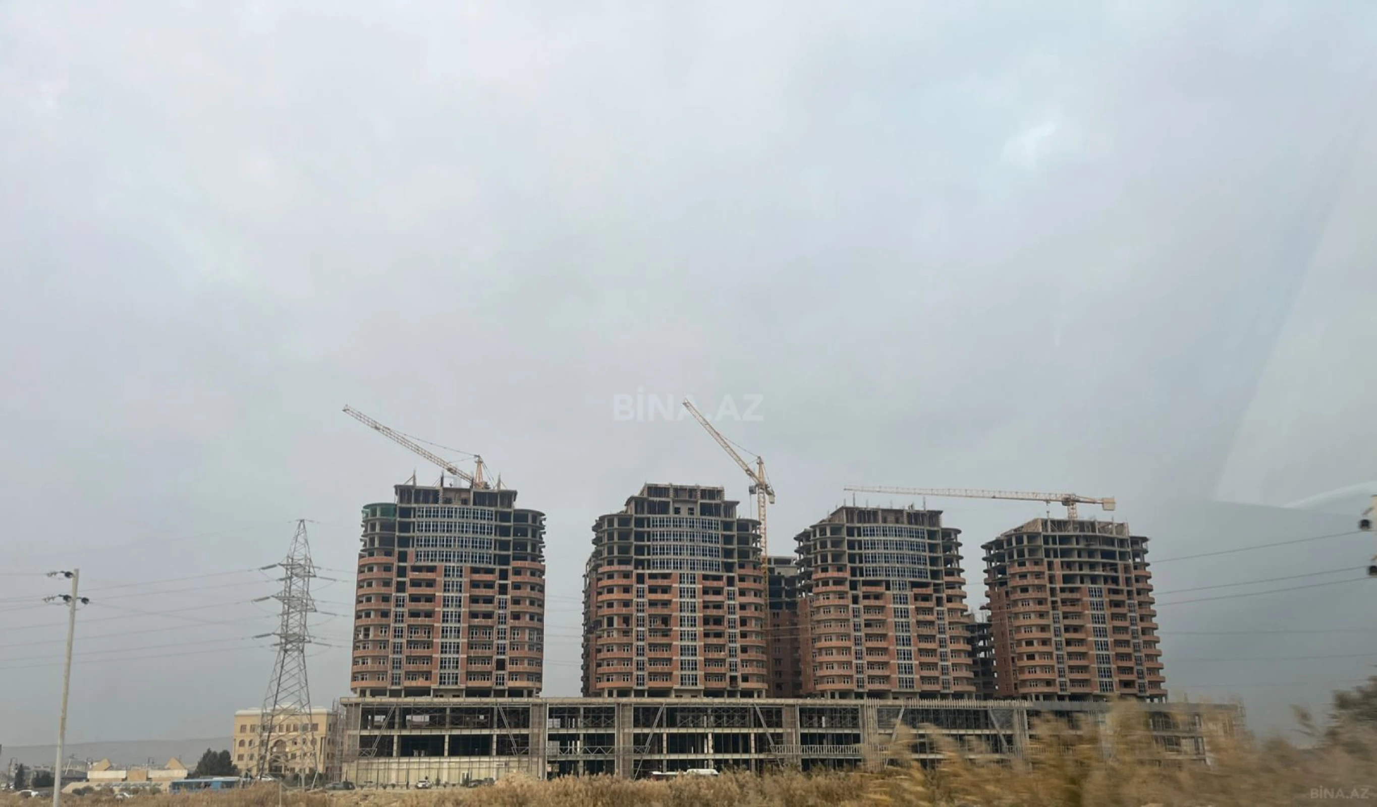 Satılır 2 otaqlı mənzil 101 m²