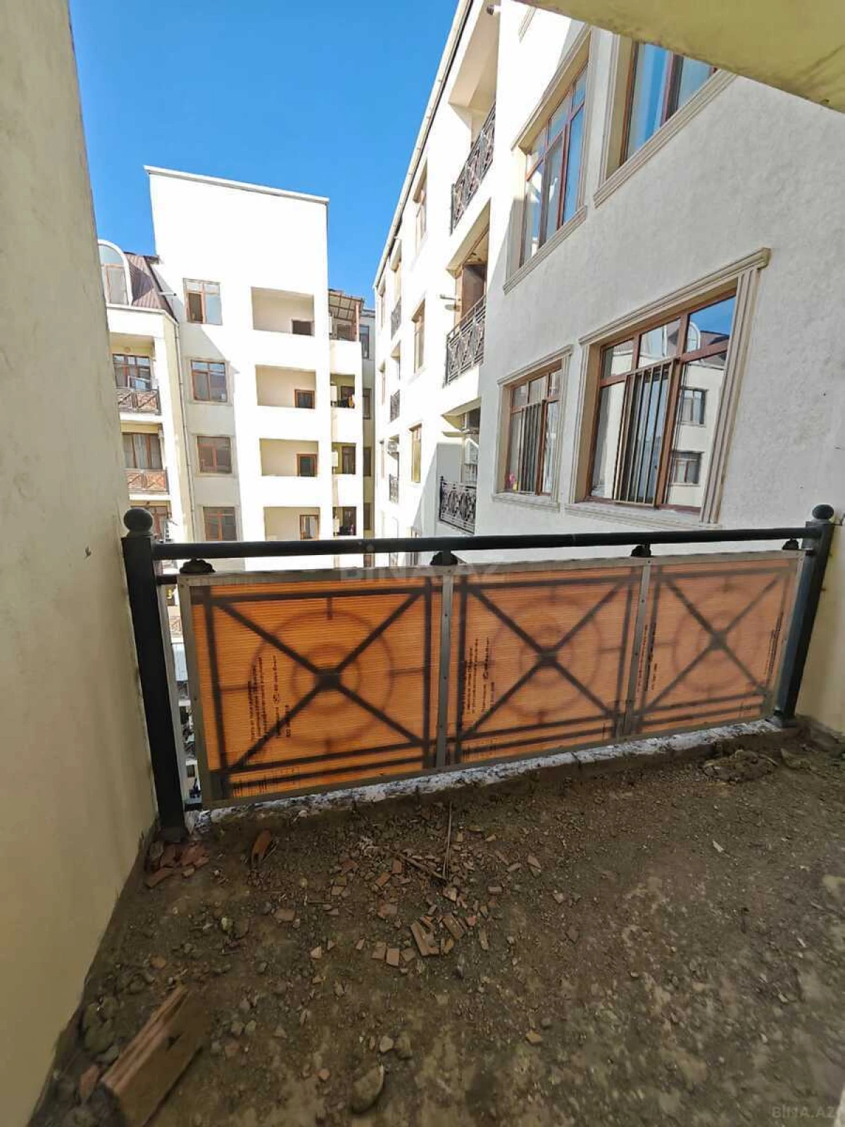 Satılır 4 otaqlı mənzil 215 m²