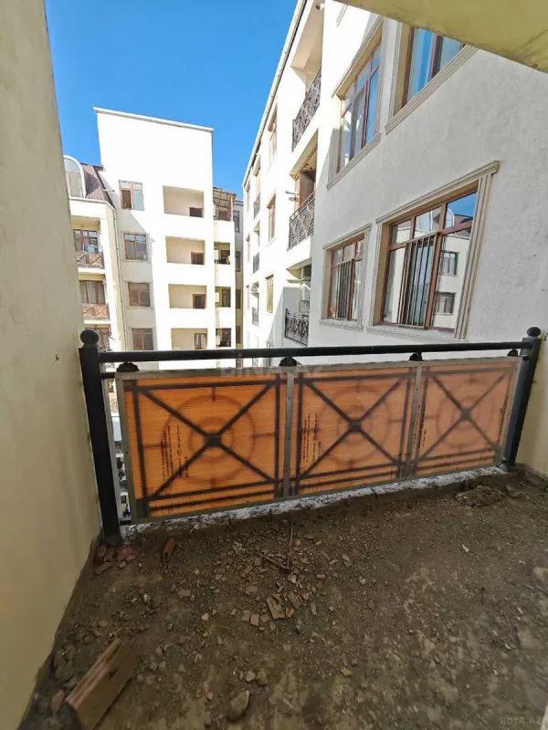 Satılır 4 otaqlı mənzil 215 m²