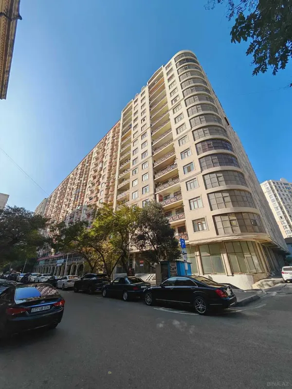 Satılır 4 otaqlı mənzil 215 m²