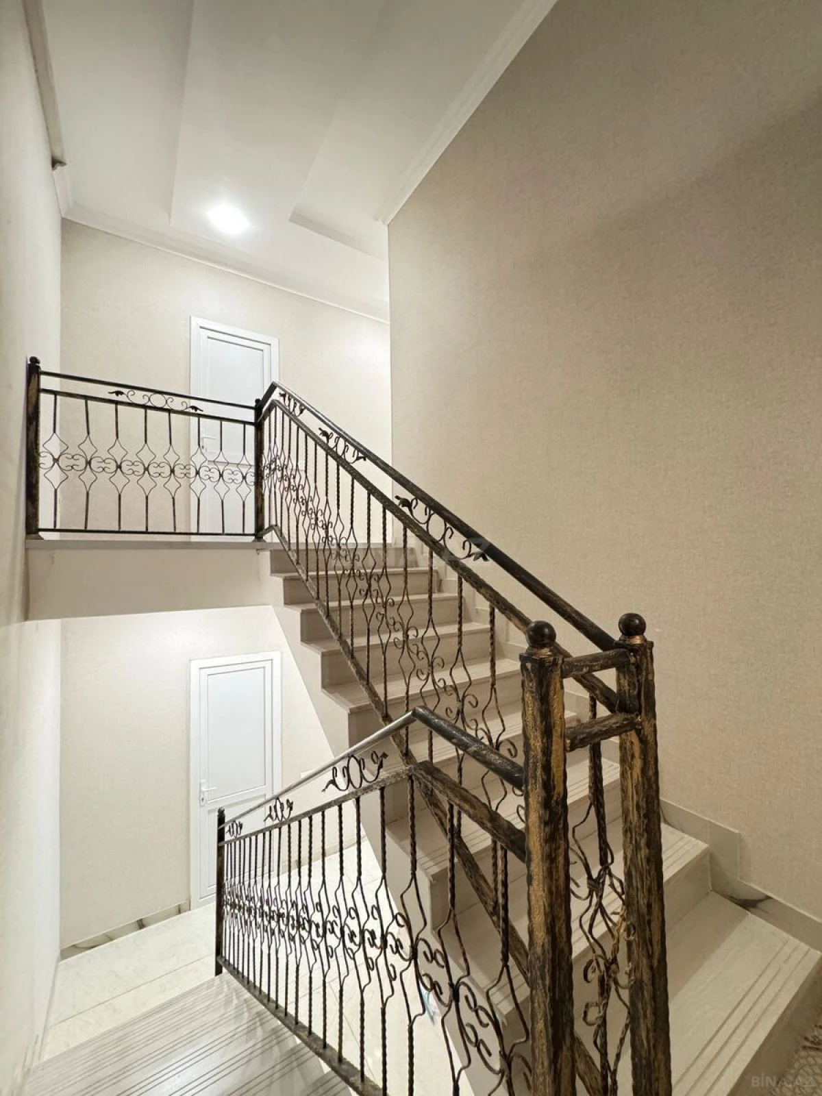 Satılır 5 otaqlı həyət evi 180 m²