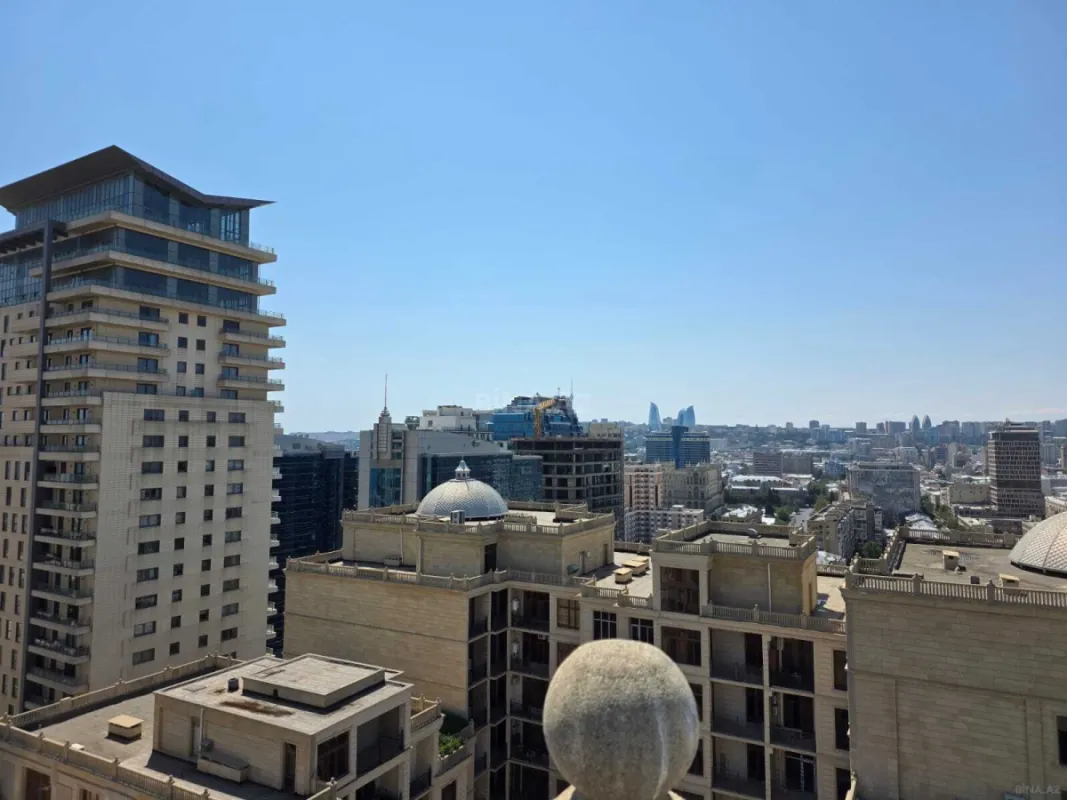 Satılır 4 otaqlı mənzil 310 m²