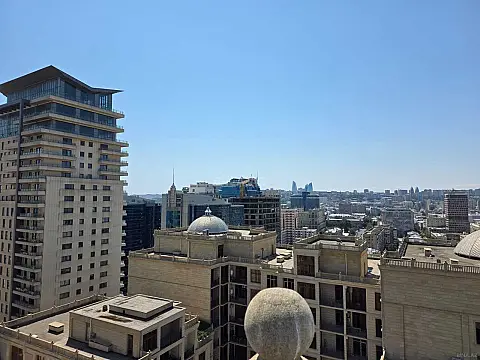 Satılır 4 otaqlı mənzil 310 m²