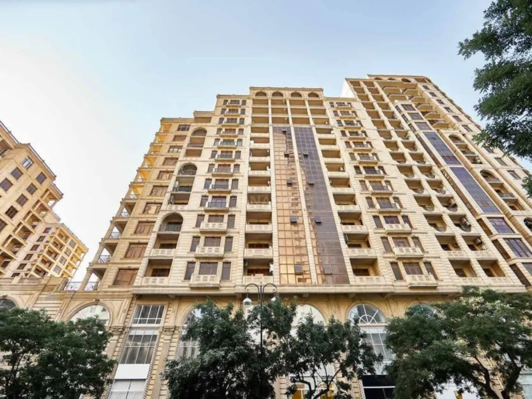 Satılır 4 otaqlı mənzil 310 m²