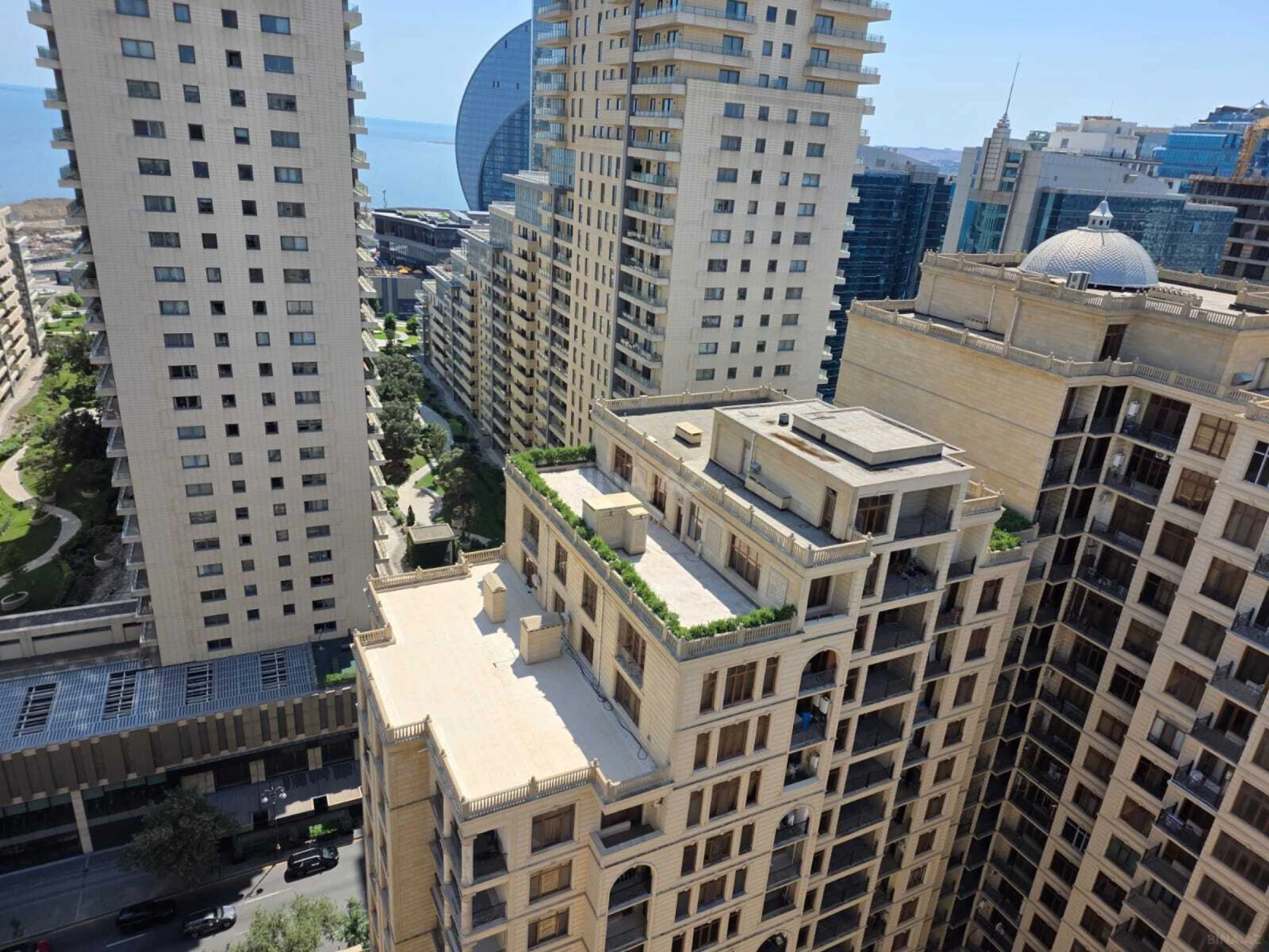 Satılır 4 otaqlı mənzil 310 m²