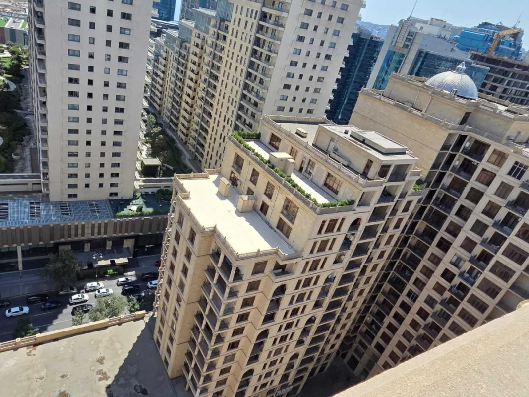 Satılır 4 otaqlı mənzil 310 m²