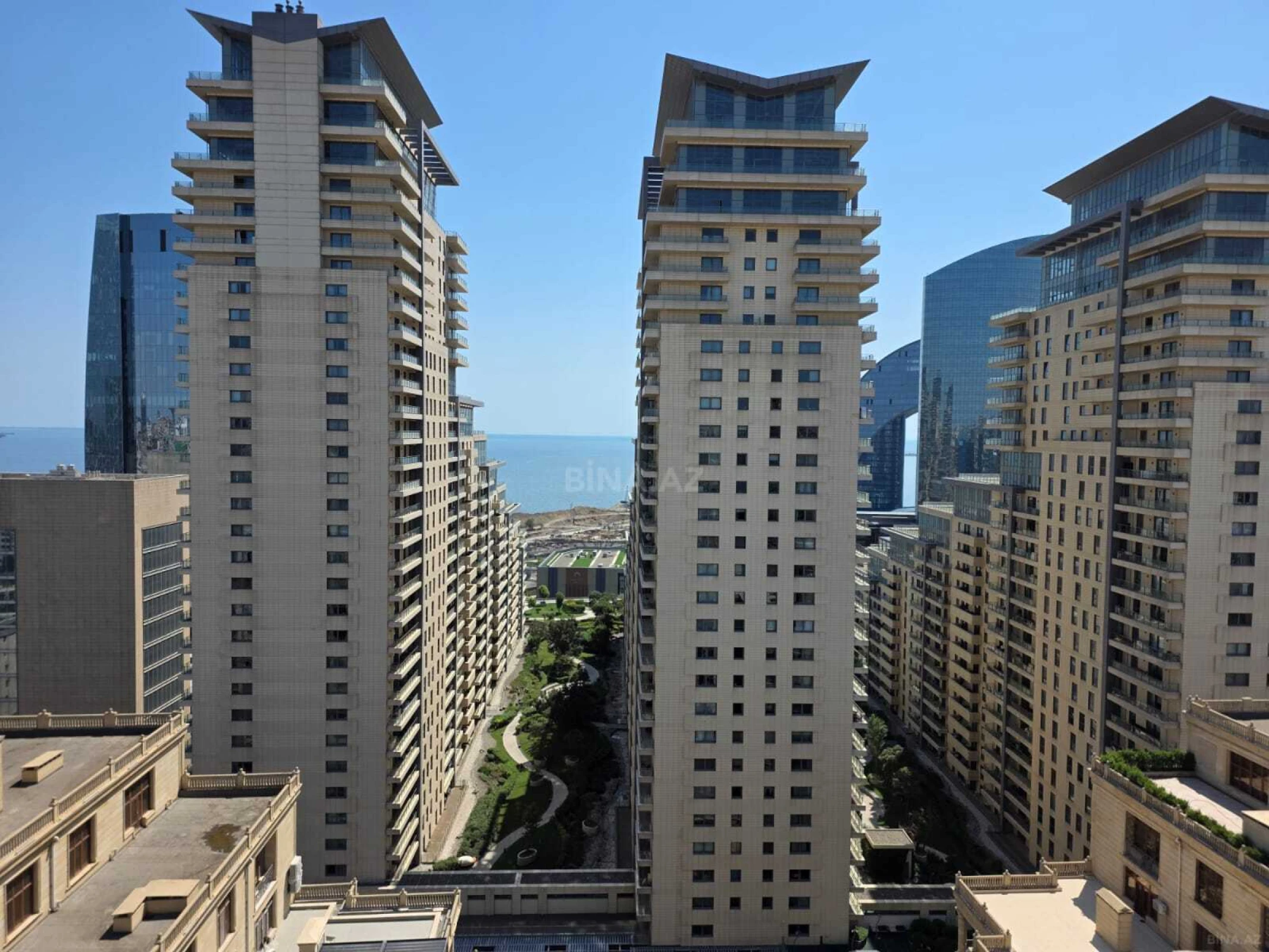 Satılır 4 otaqlı mənzil 310 m²