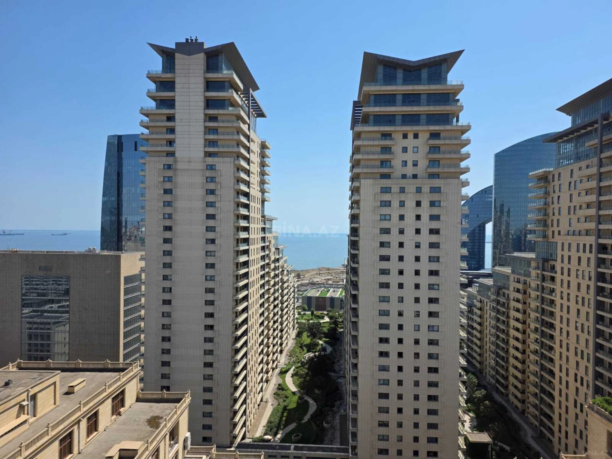 Satılır 4 otaqlı mənzil 310 m²