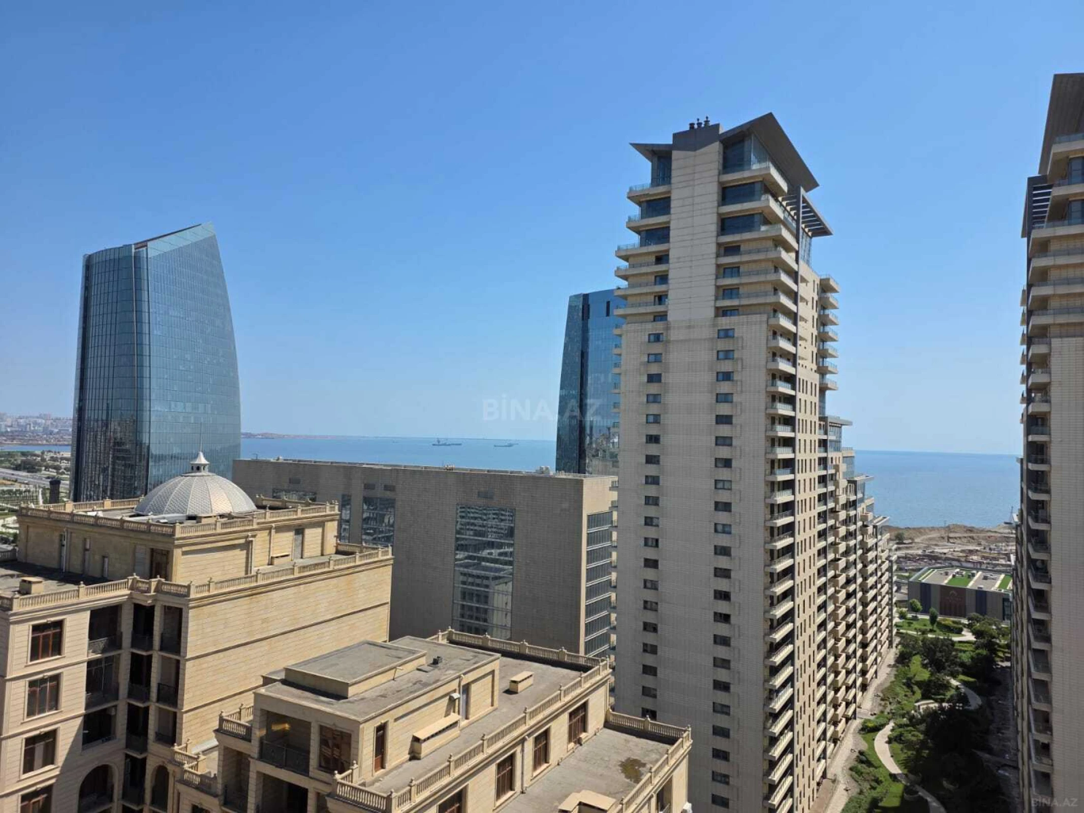 Satılır 4 otaqlı mənzil 310 m²