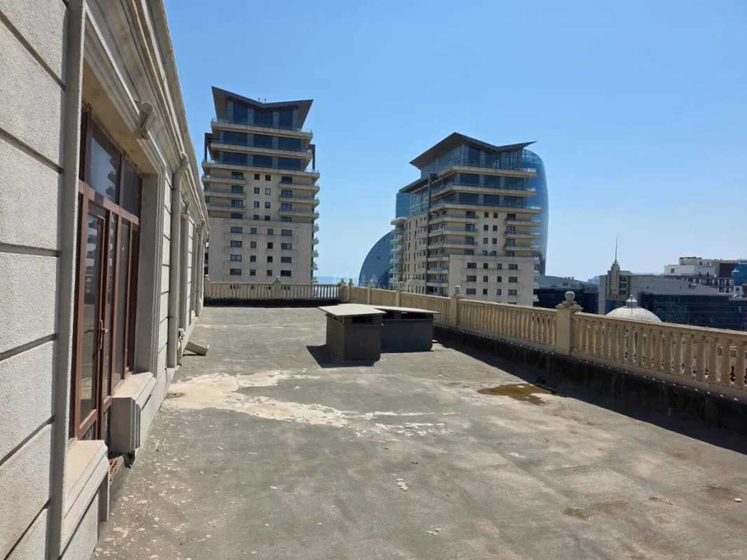 Satılır 4 otaqlı mənzil 310 m²