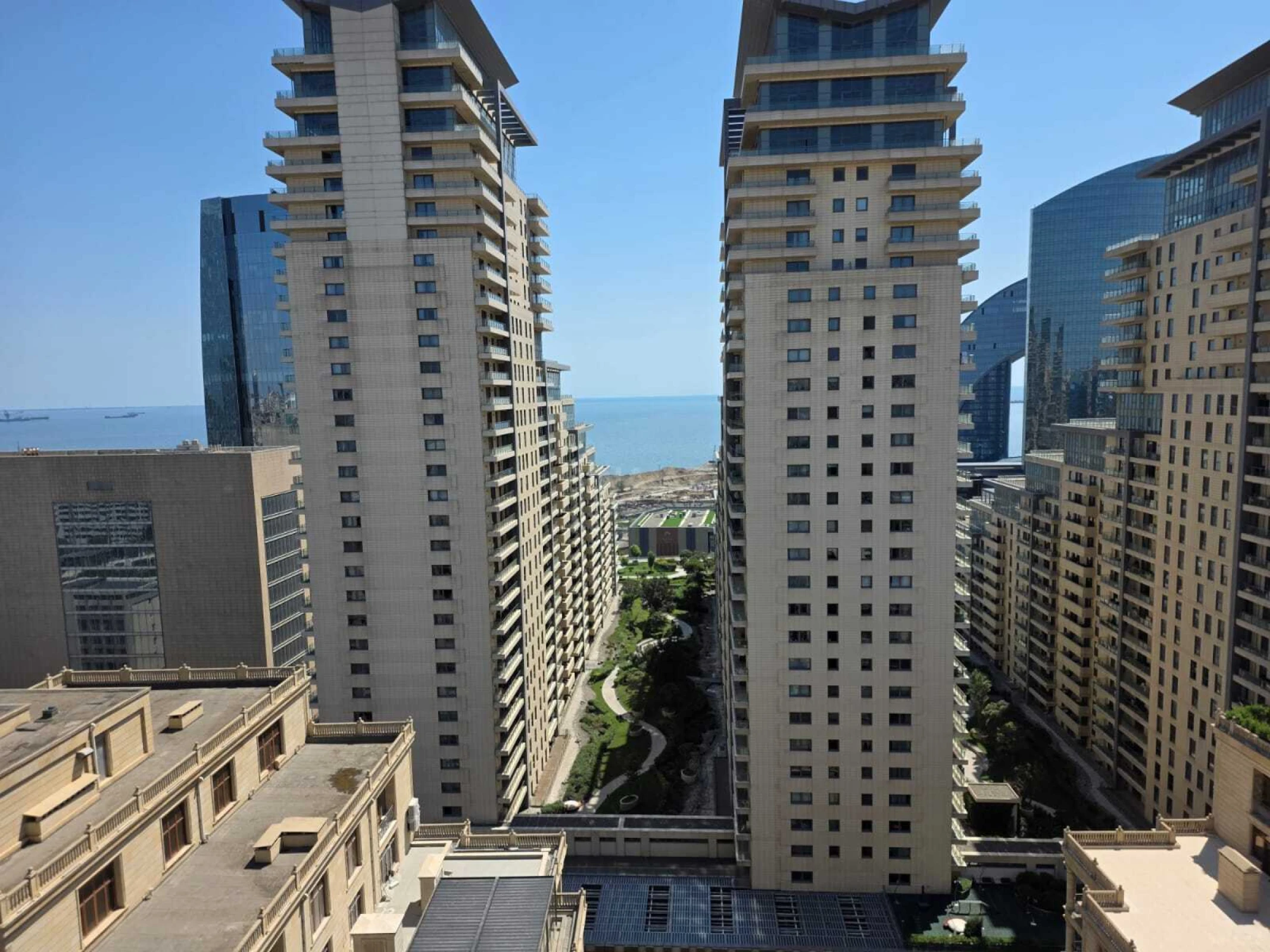 Satılır 4 otaqlı mənzil 310 m²