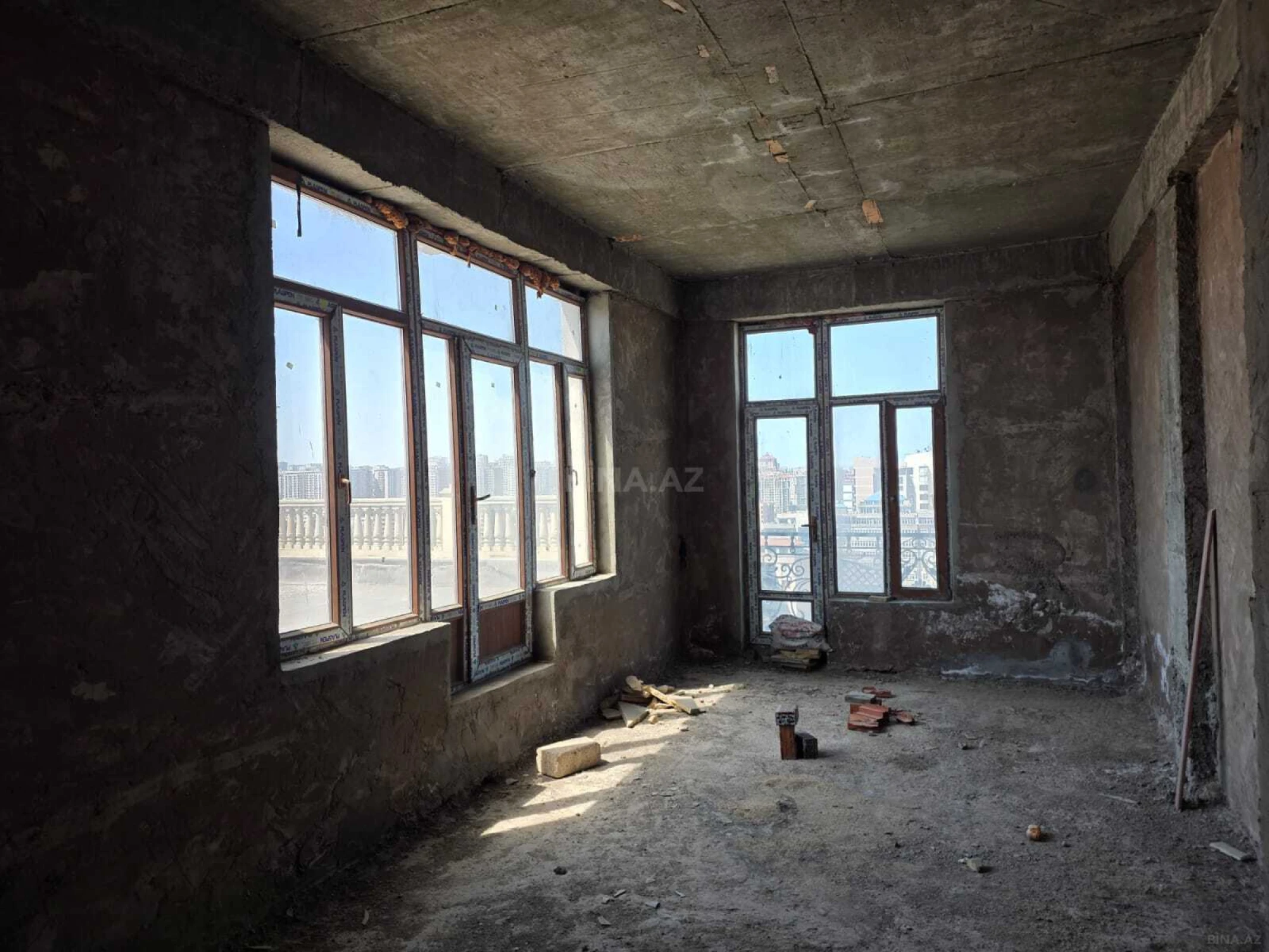 Satılır 4 otaqlı mənzil 310 m²