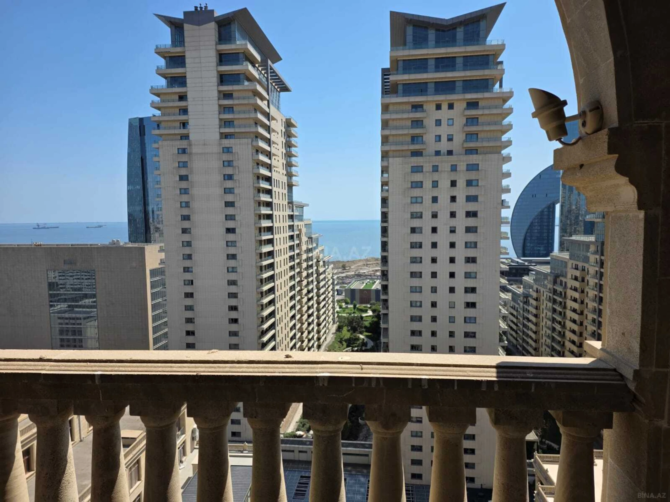 Satılır 4 otaqlı mənzil 310 m²