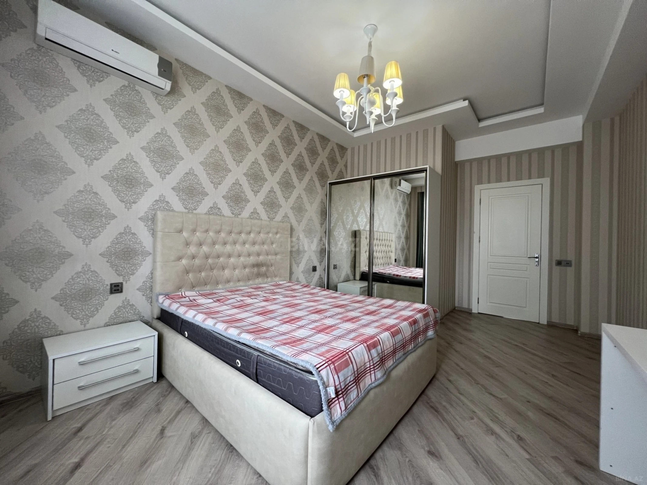 Kirayə verilir 3 otaqlı mənzil 130 m²