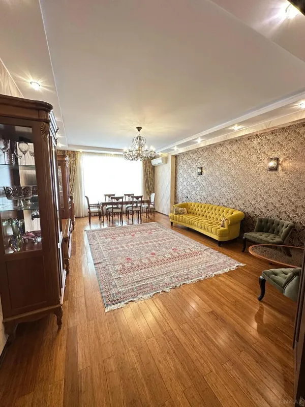 Satılır 3 otaqlı mənzil 126 m²