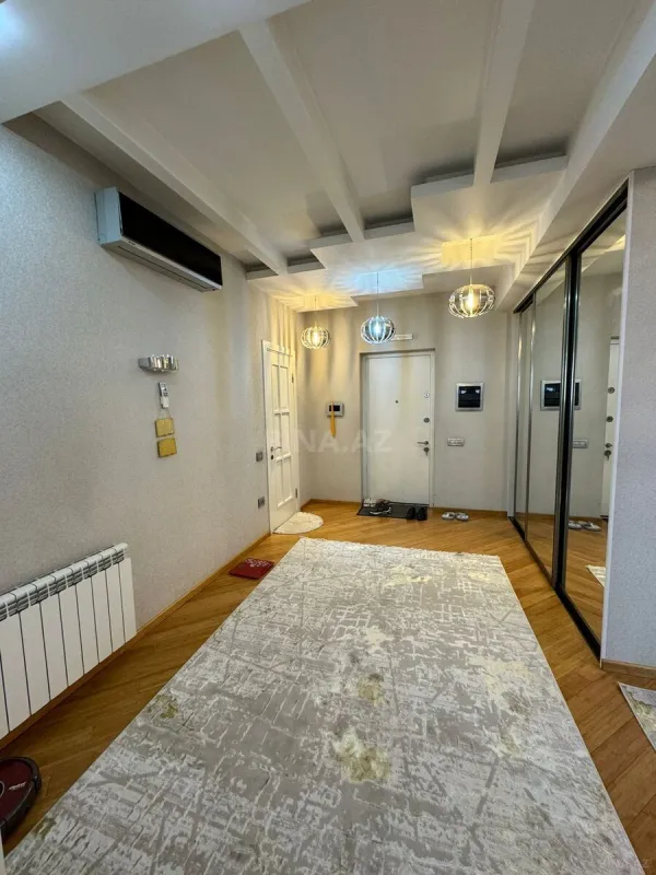 Satılır 4 otaqlı mənzil 188 m²