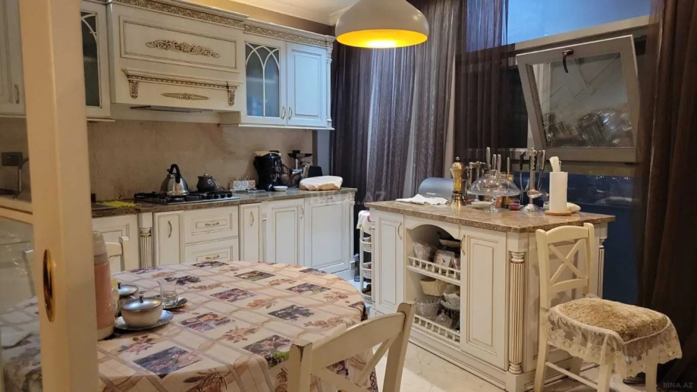 Satılır 4 otaqlı mənzil 170 m²