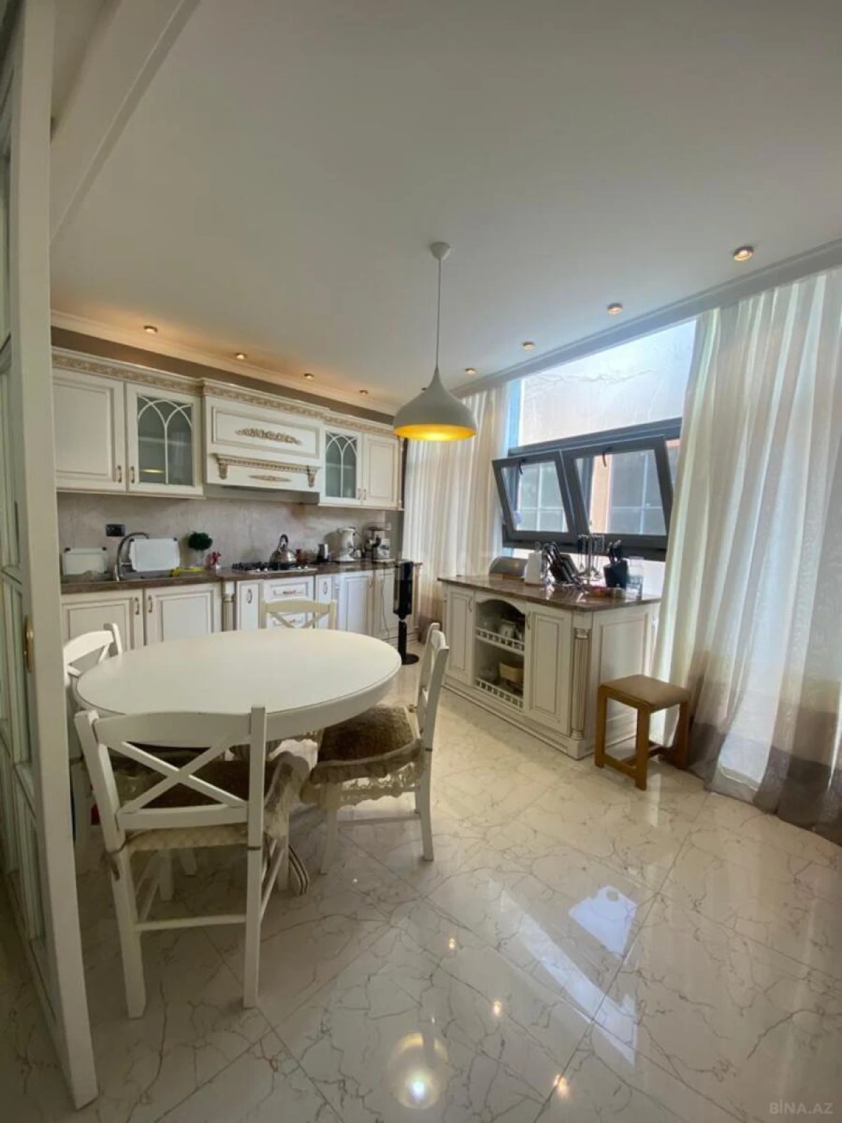 Satılır 4 otaqlı mənzil 170 m²