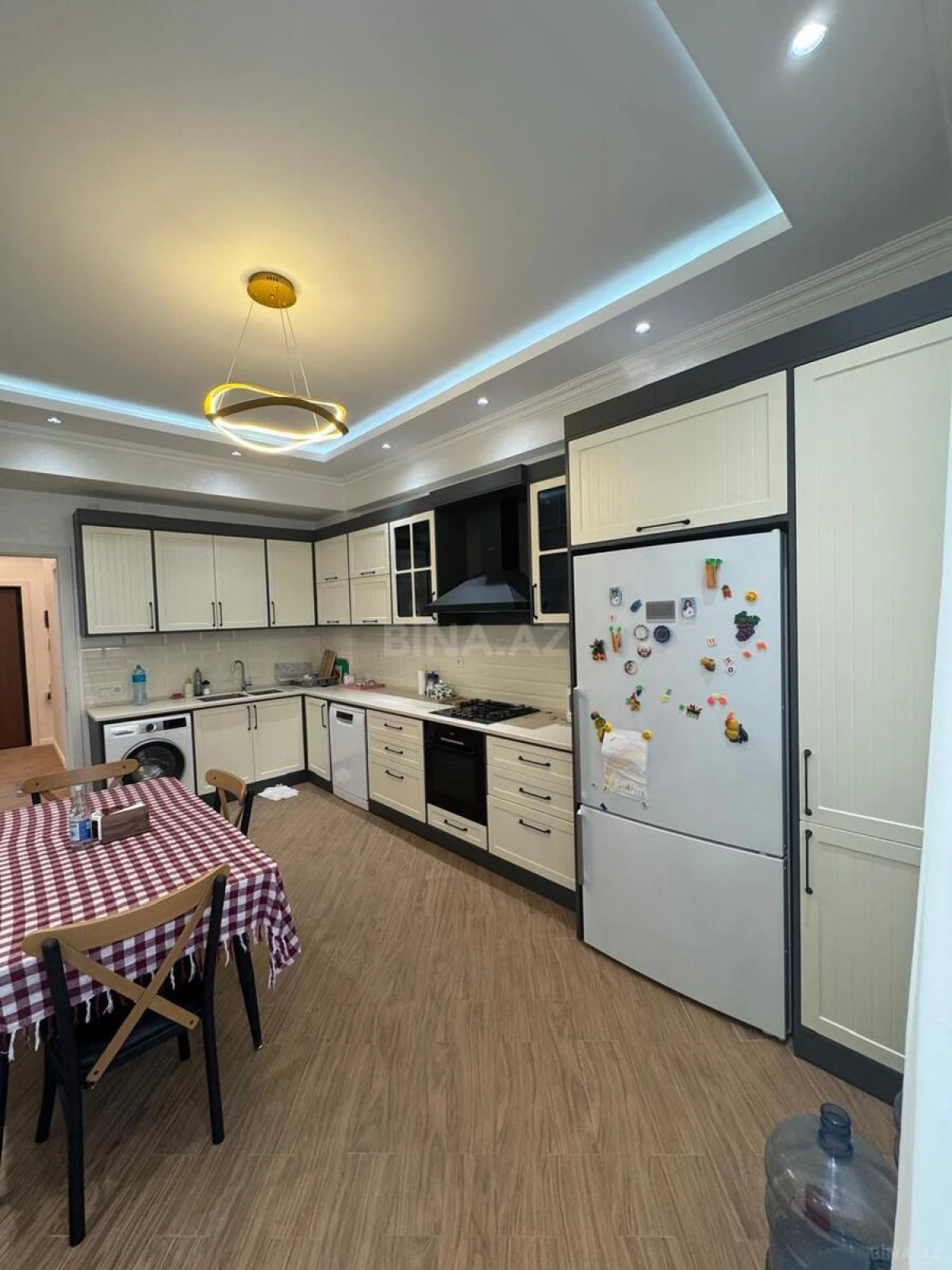 Satılır 3 otaqlı mənzil 141 m²
