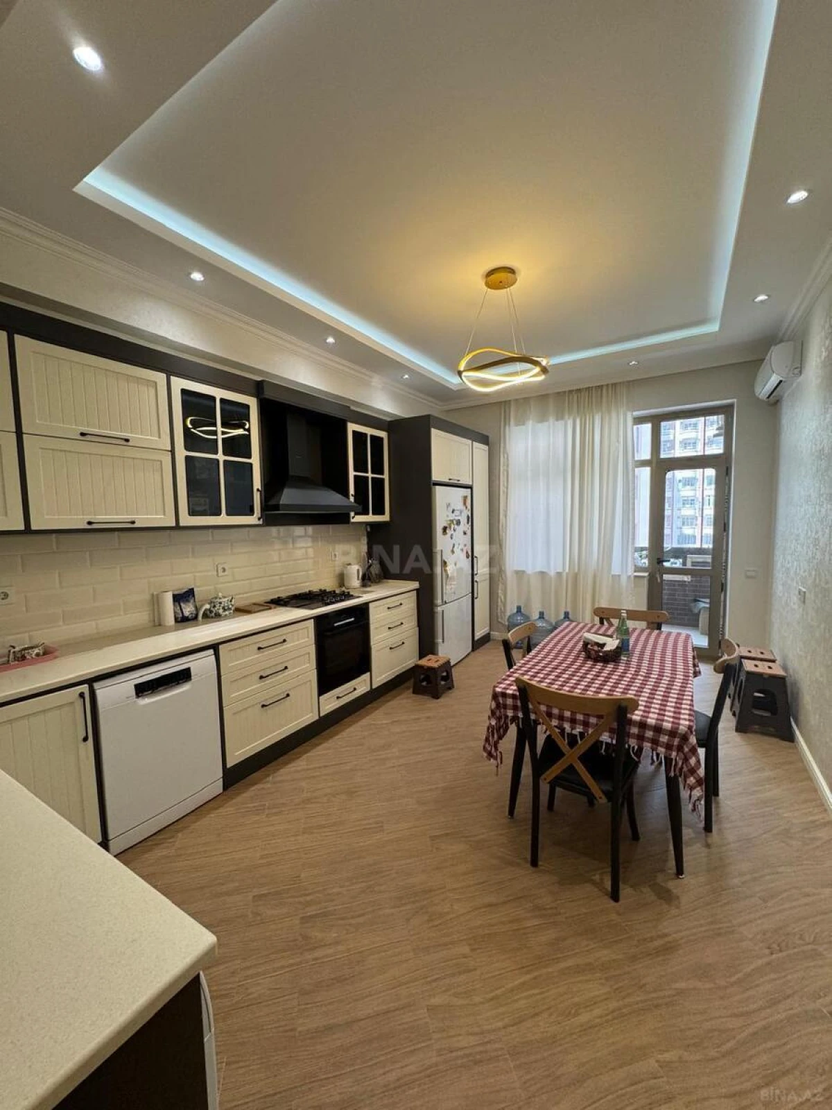 Satılır 3 otaqlı mənzil 141 m²