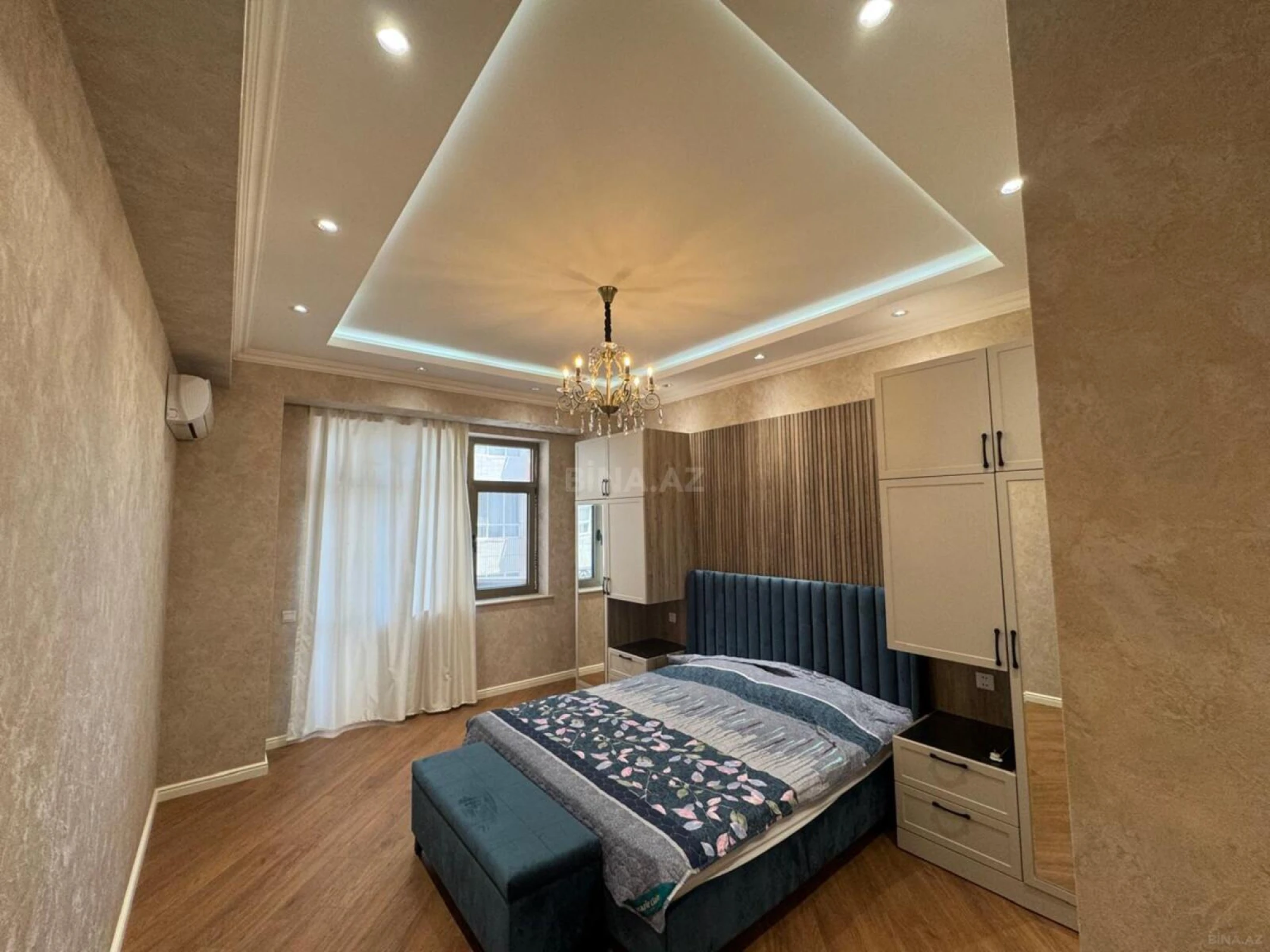 Satılır 3 otaqlı mənzil 141 m²