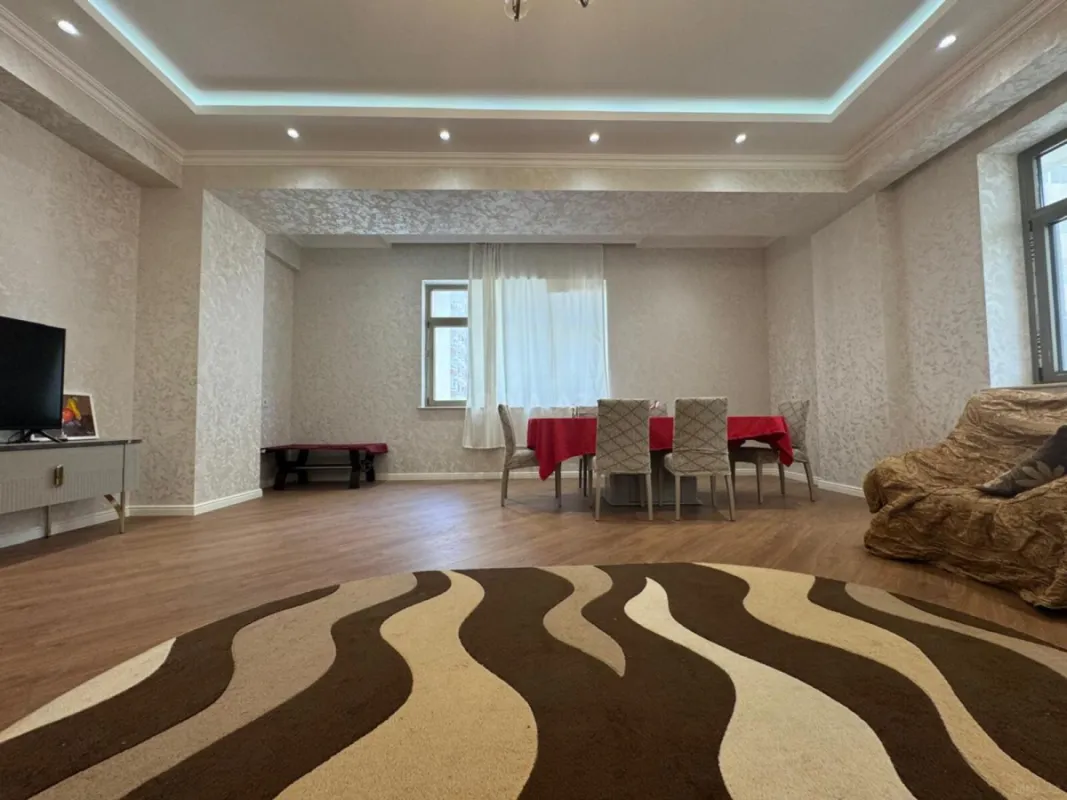 Satılır 3 otaqlı mənzil 141 m²