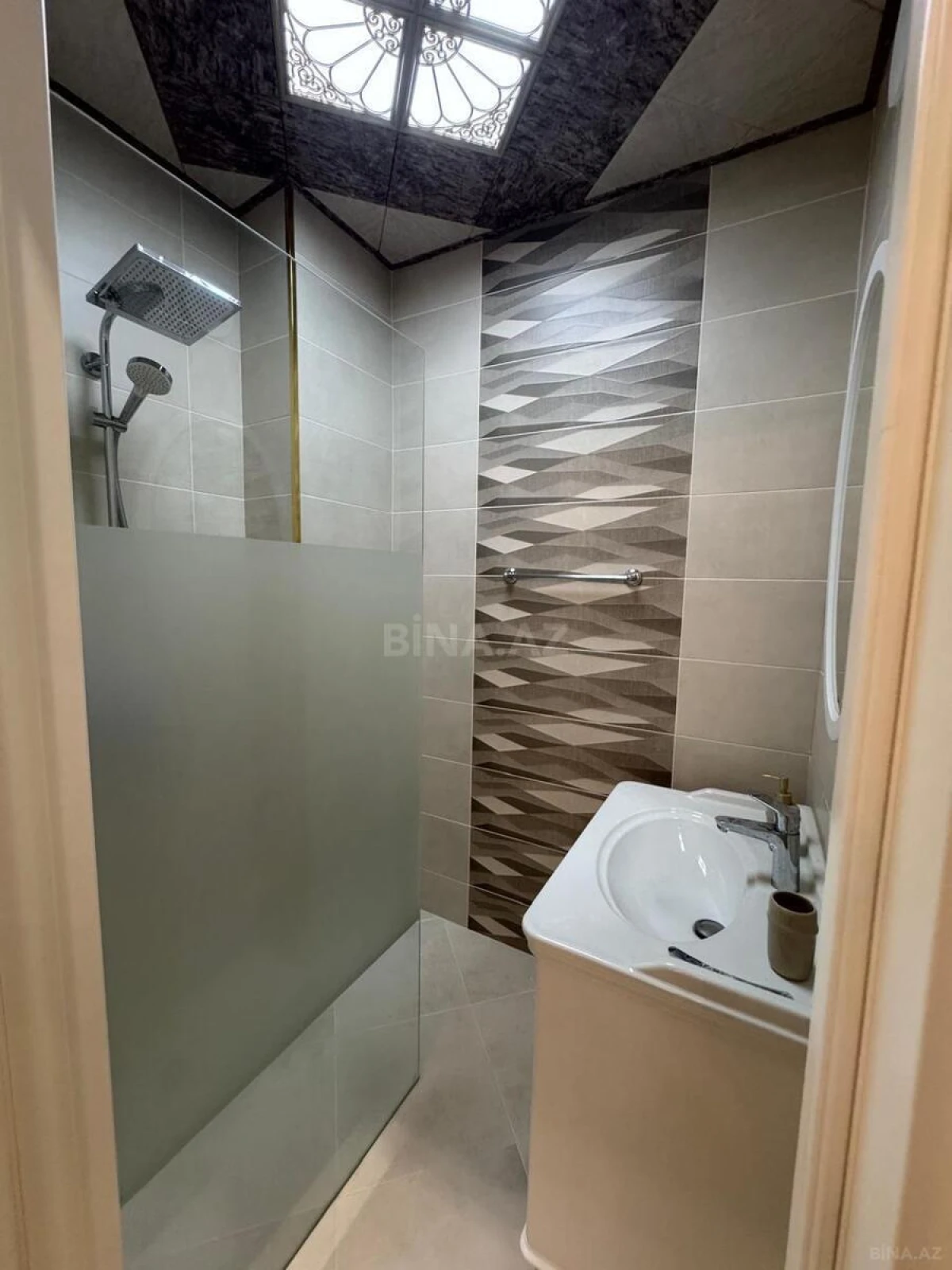 Satılır 3 otaqlı mənzil 141 m²