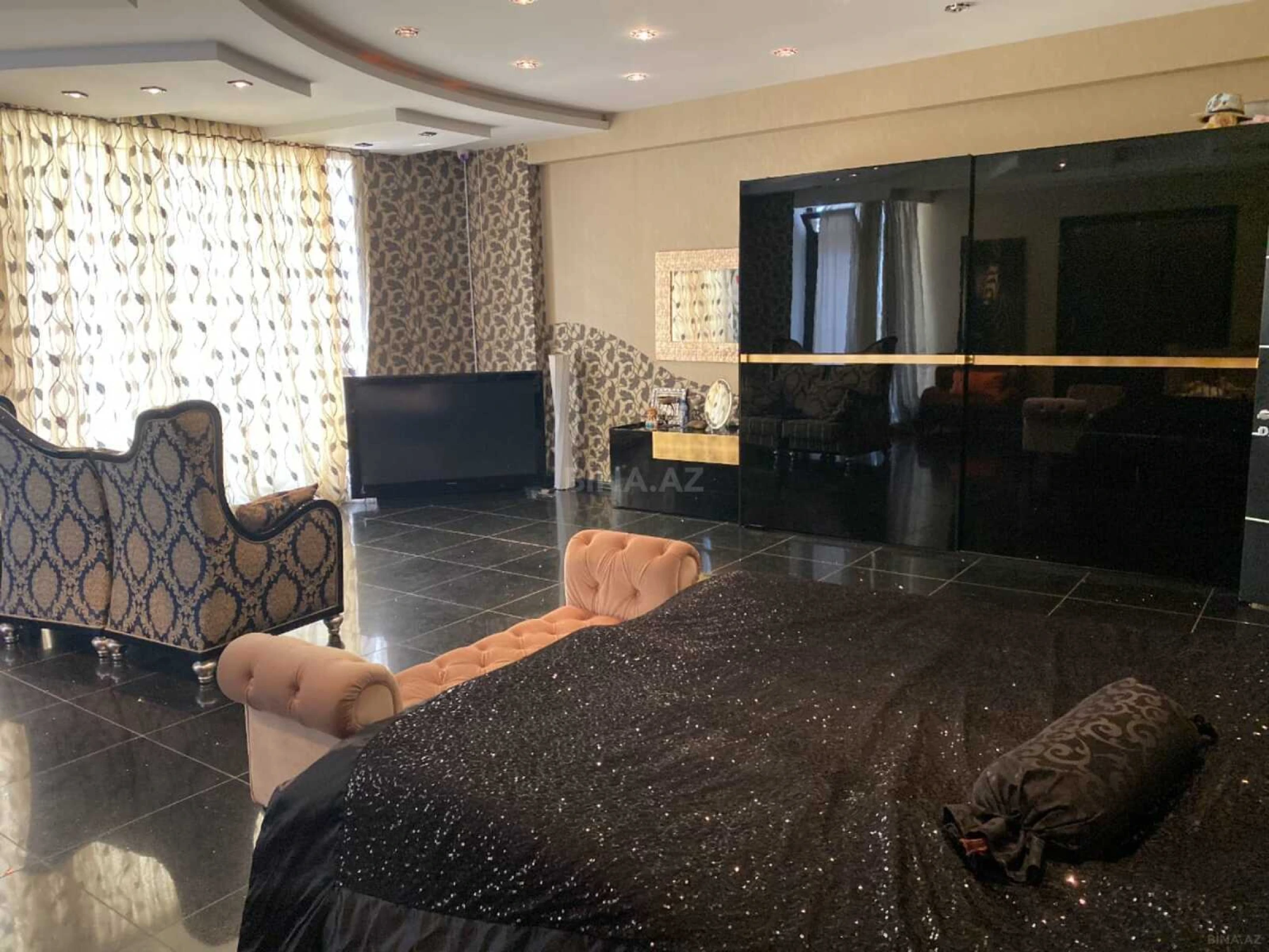 Satılır 6 otaqlı mənzil 440 m²