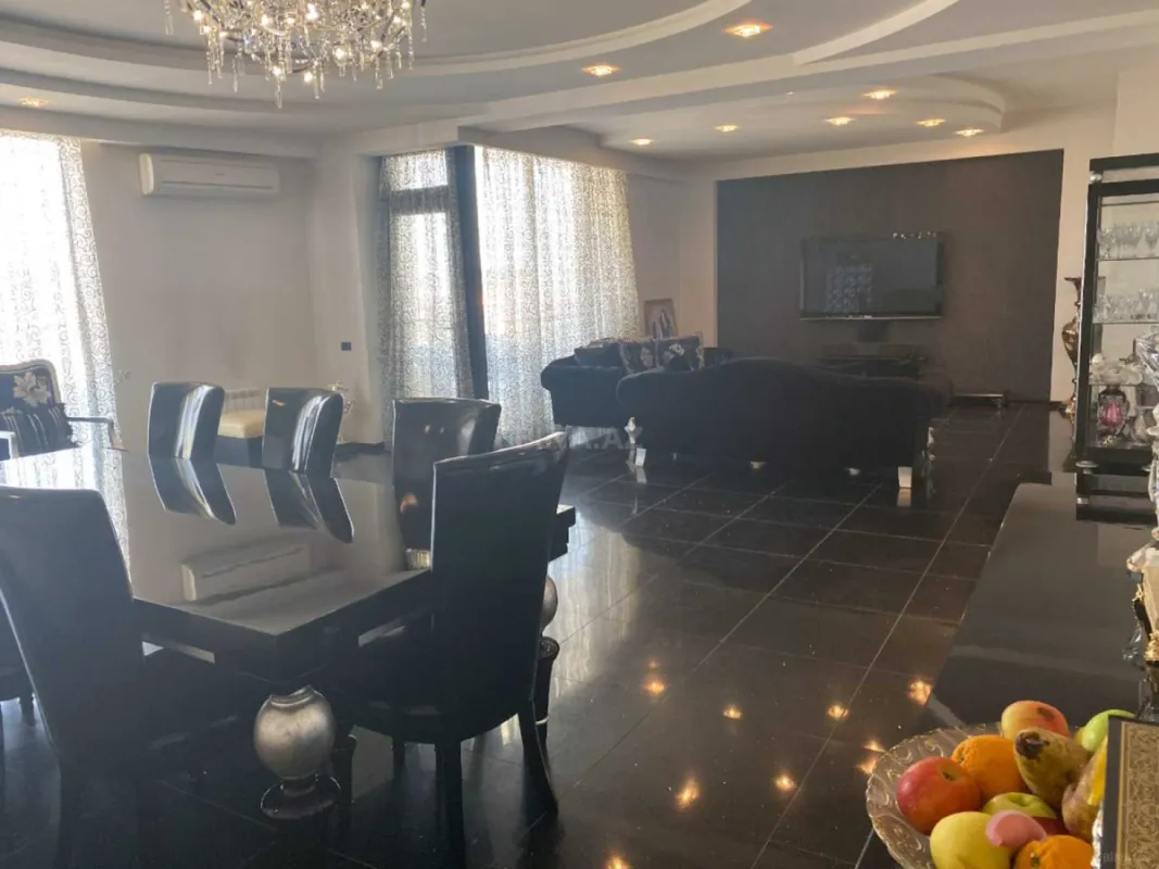 Satılır 6 otaqlı mənzil 440 m²