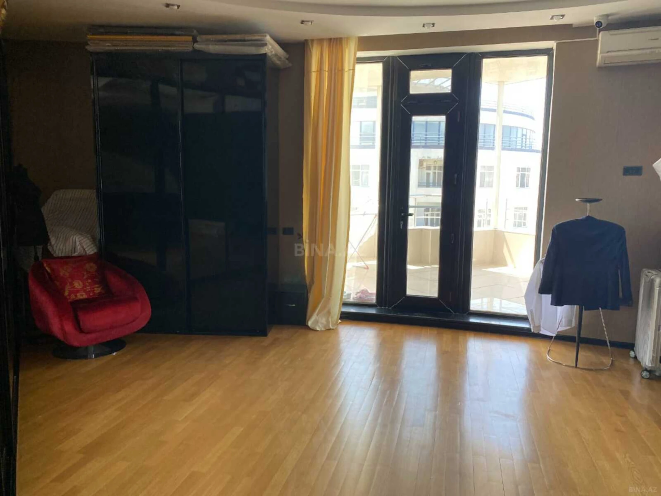 Satılır 6 otaqlı mənzil 440 m²