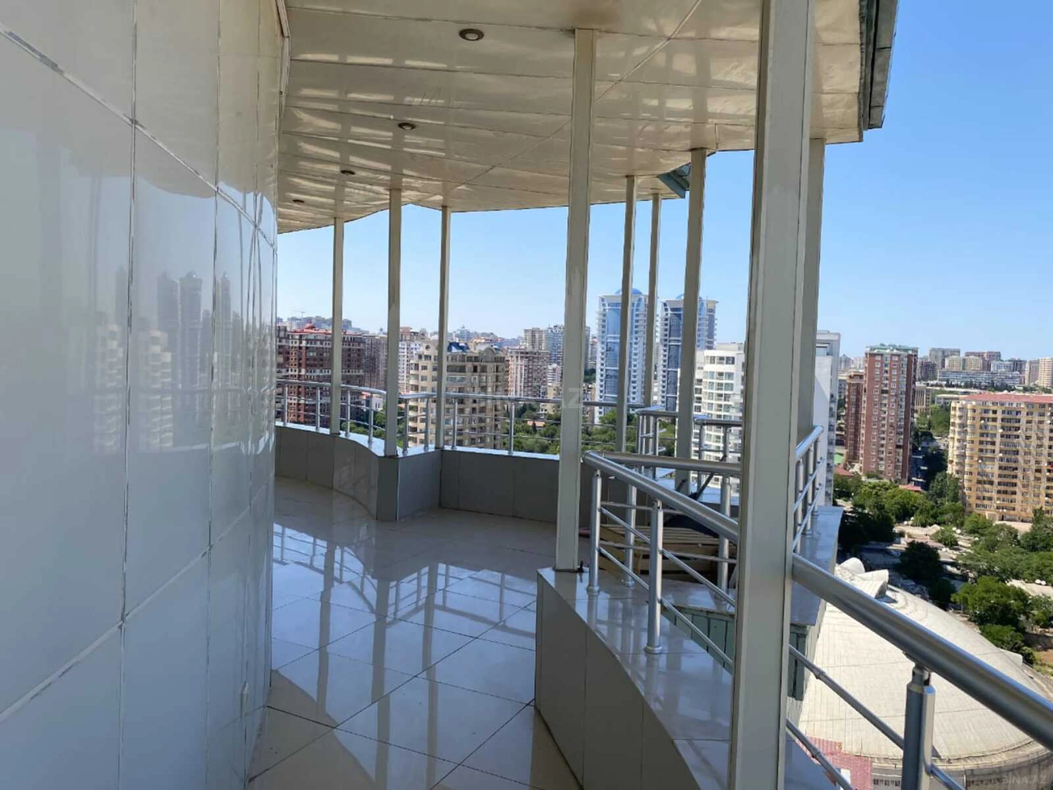Satılır 6 otaqlı mənzil 440 m²
