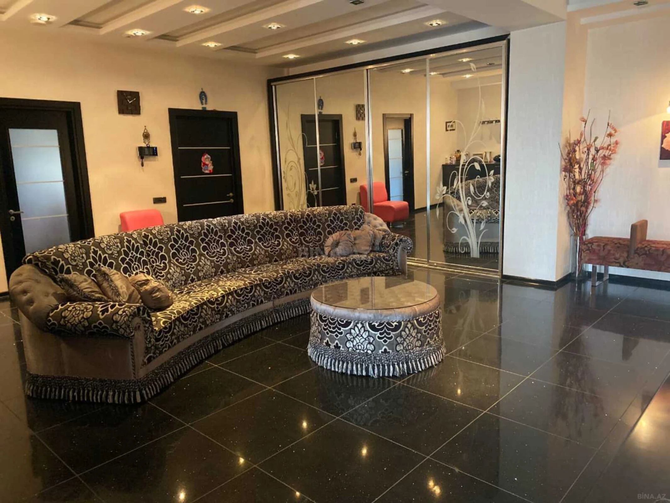 Satılır 6 otaqlı mənzil 440 m²