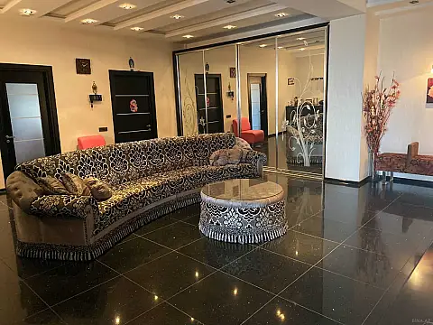 Satılır 6 otaqlı mənzil 440 m²
