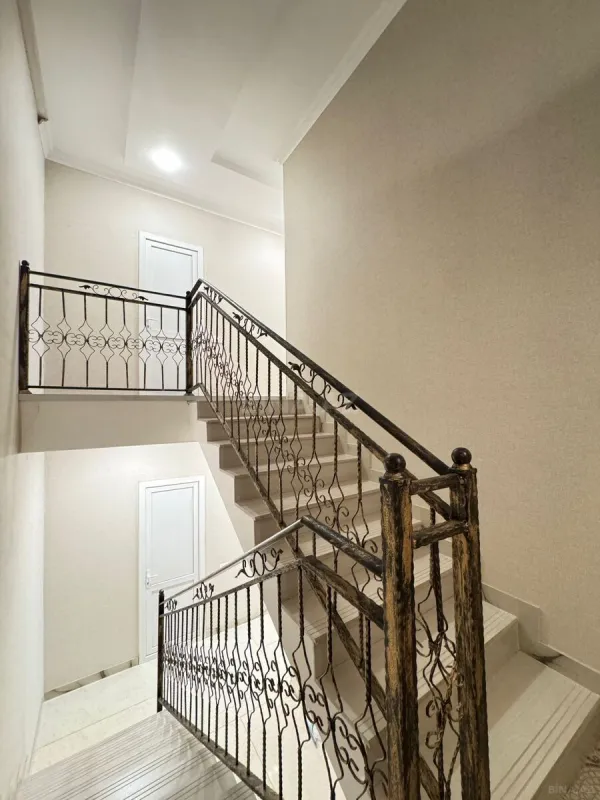 Satılır 5 otaqlı həyət evi 180 m²