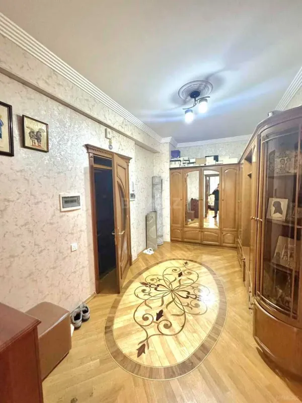 Satılır 3 otaqlı mənzil 158 m²
