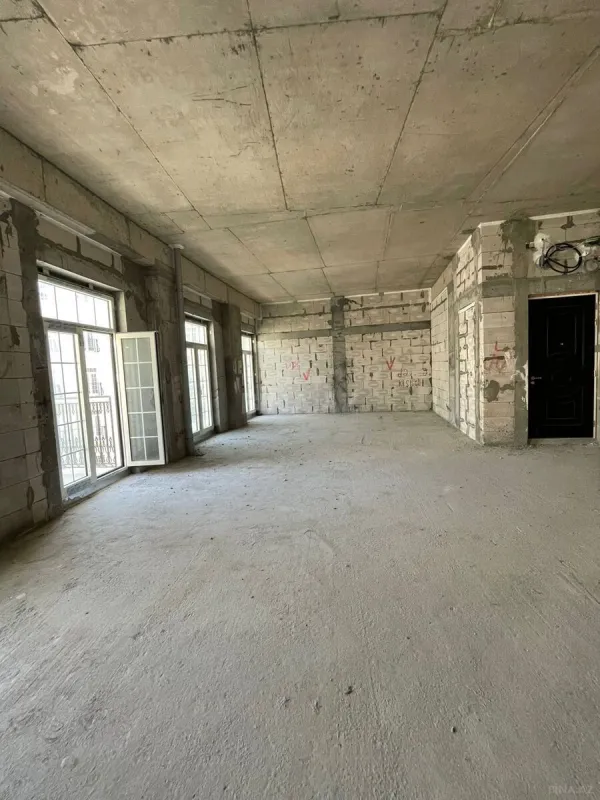 Satılır 6 otaqlı mənzil 215 m²