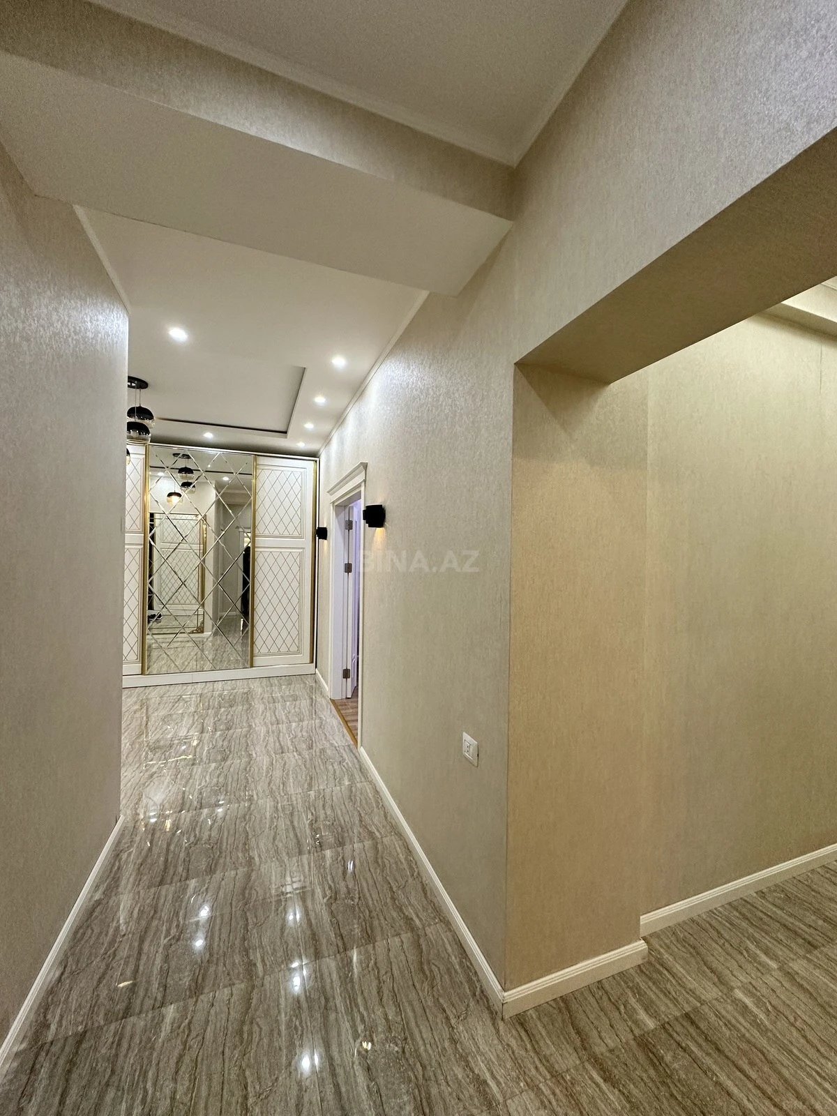 Satılır 3 otaqlı mənzil 130 m²