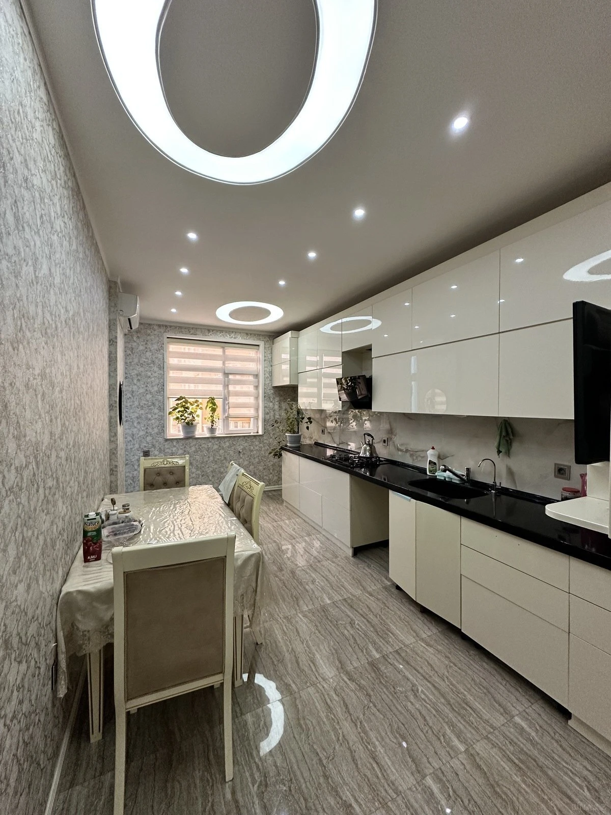 Satılır 3 otaqlı mənzil 130 m²