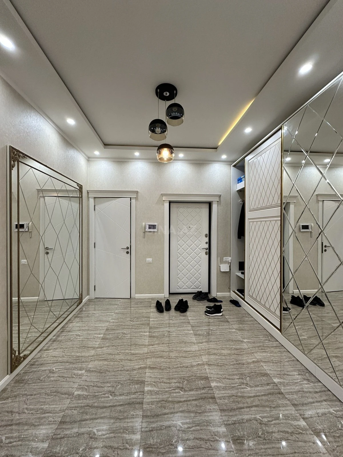 Satılır 3 otaqlı mənzil 130 m²